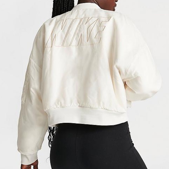 NWT Nike Oversized, 2-in-1 faux fur puffer with gloss finish on reverse side - Picture 5 of 16